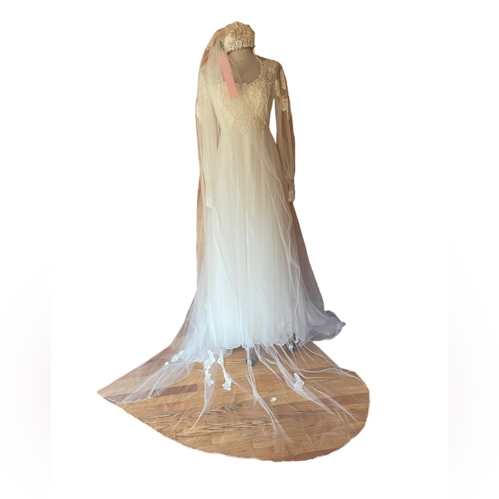 Vintage‎ Ornate w/Pearls, Appliqué Off White Wedding Dress & Headband Train